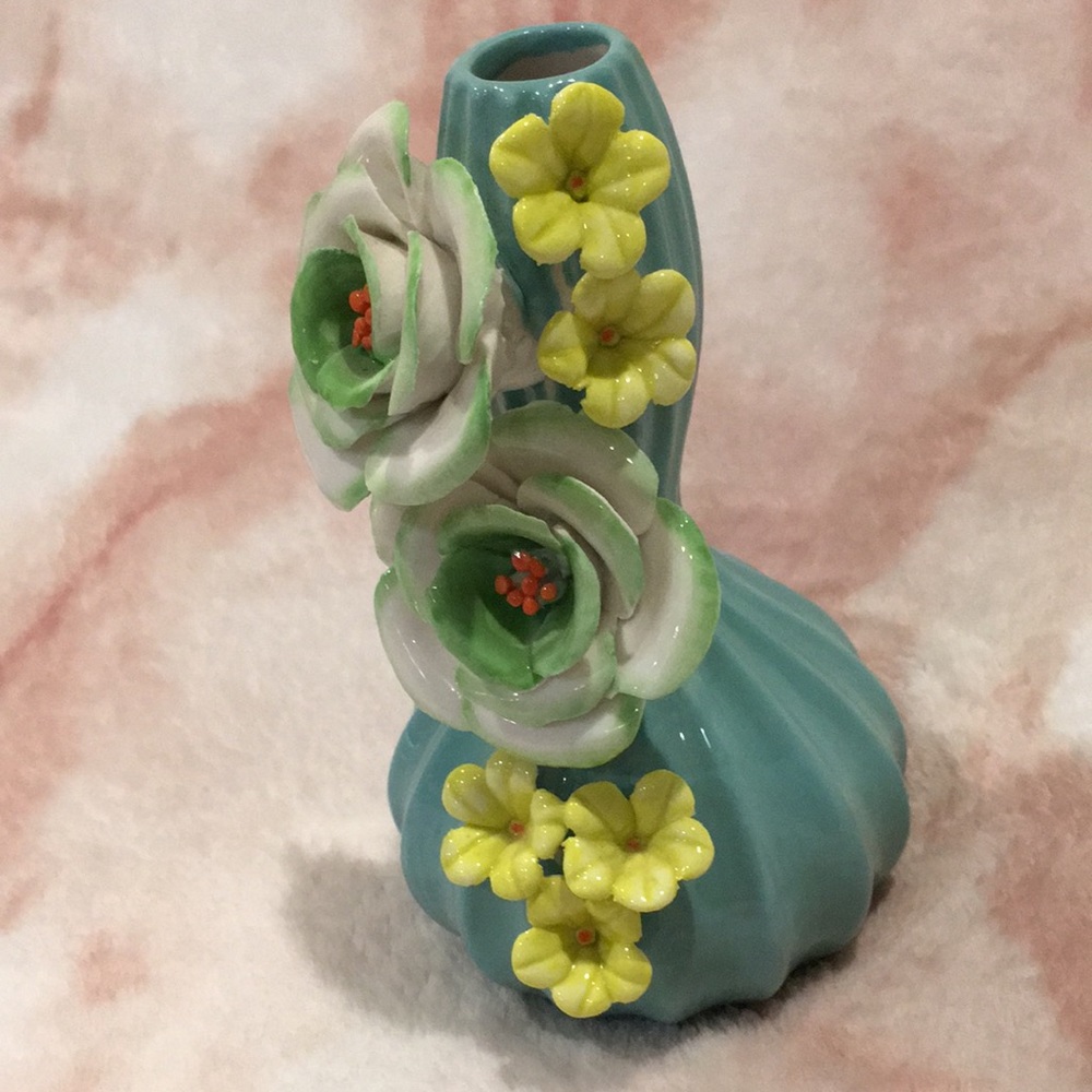 “Blooming Bright” Ceramic Bud Vase 3D ceramic Flowers NWOT 4”x6.5” Handcrafted - Picture 12 of 16